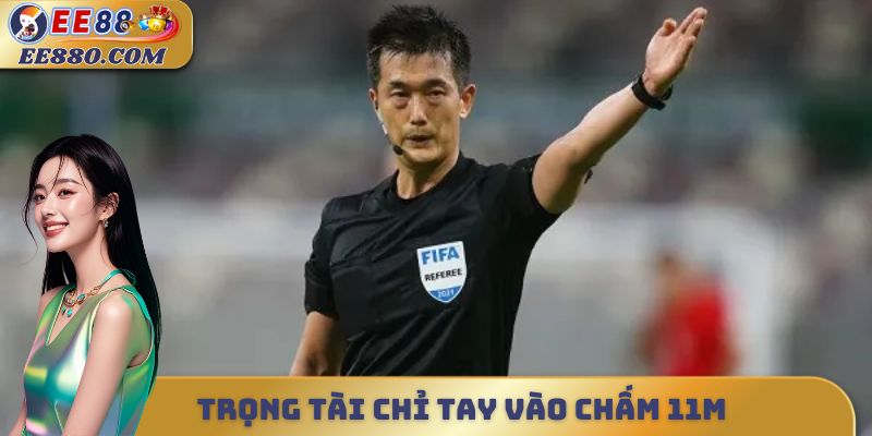Trọng tài chỉ tay vào chấm 11m